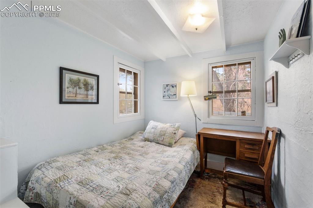 Image 15 of 35: Bedroom