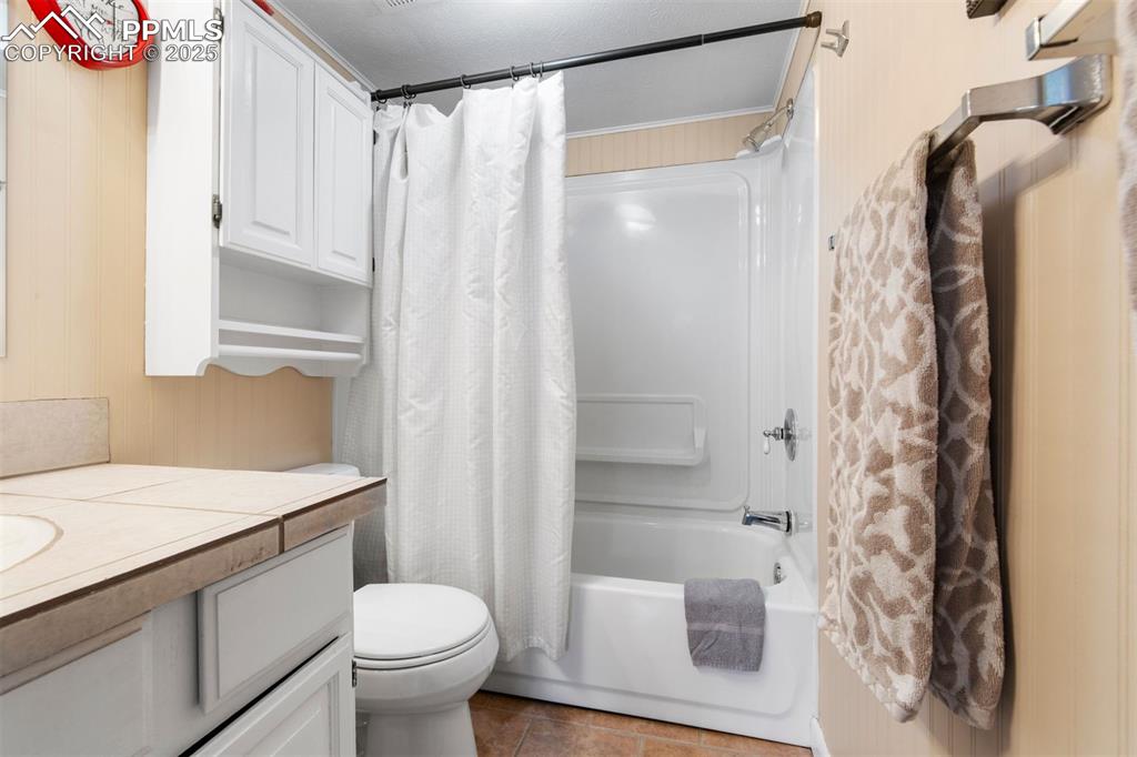 Image 16 of 35: Bathroom