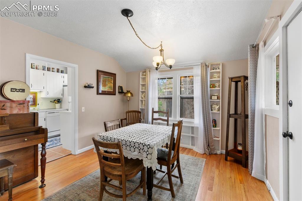 Image 4 of 35: Dining Area