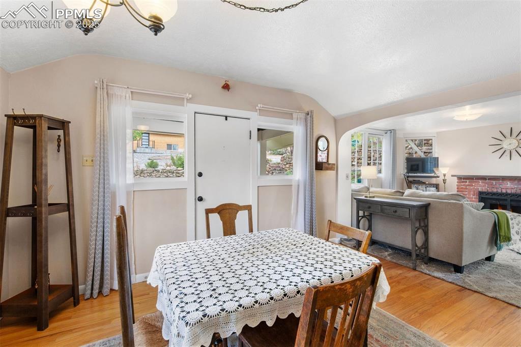 Image 7 of 35: Dining Area