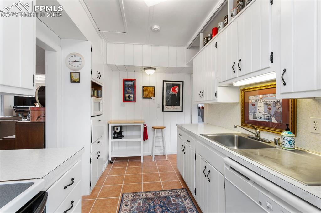 Image 8 of 35: Kitchen