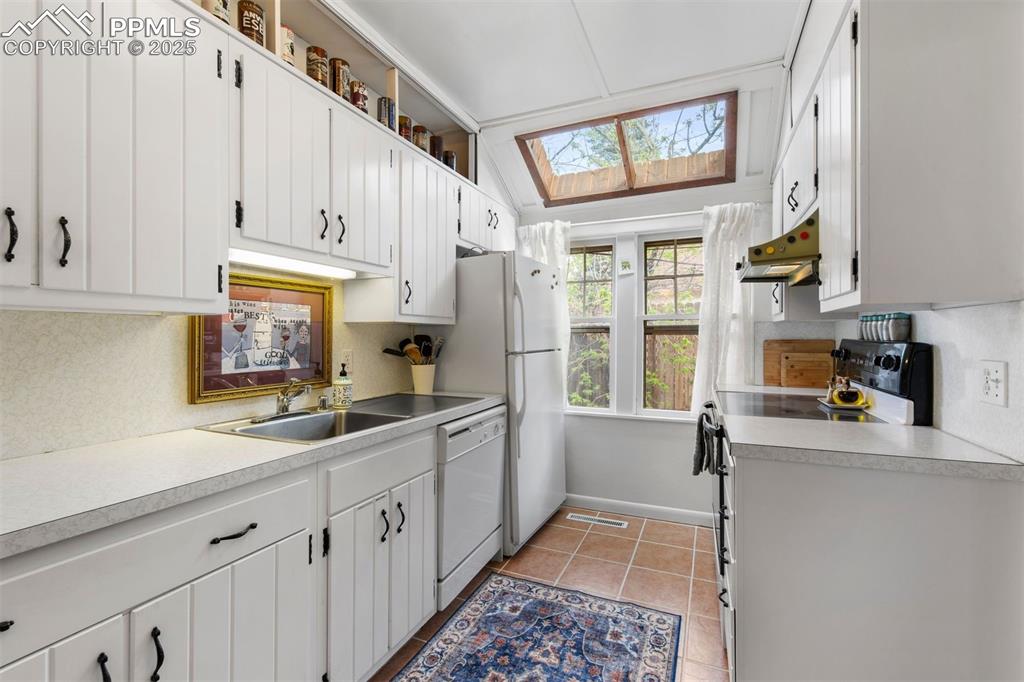 Image 9 of 35: Kitchen