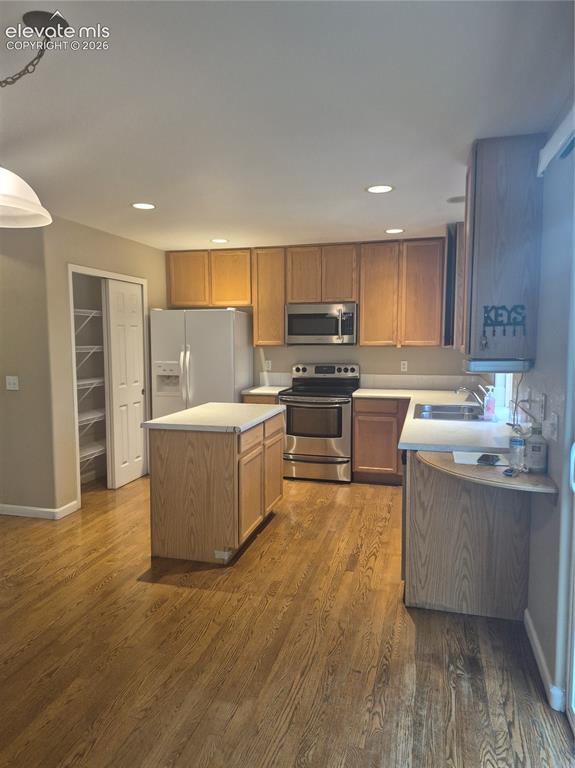 Image 12 of 49: Kitchen