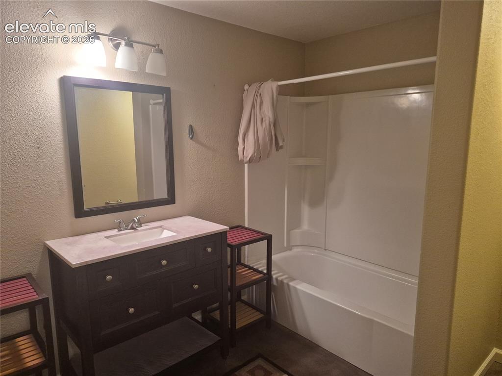 Image 17 of 49: Bathroom