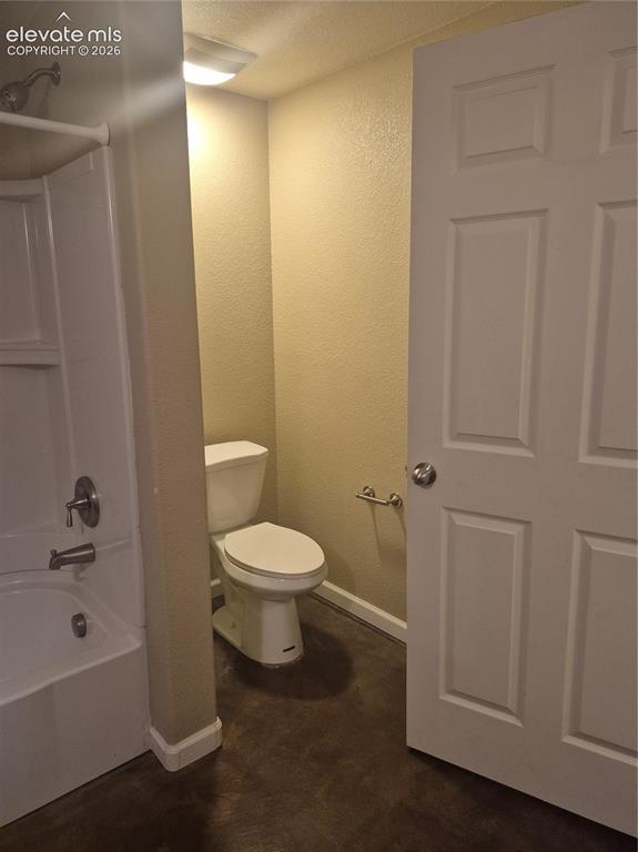 Image 18 of 49: Bathroom