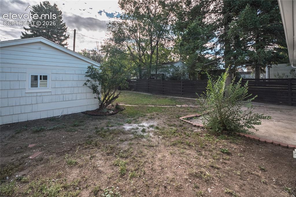 Image 33 of 39: Yard