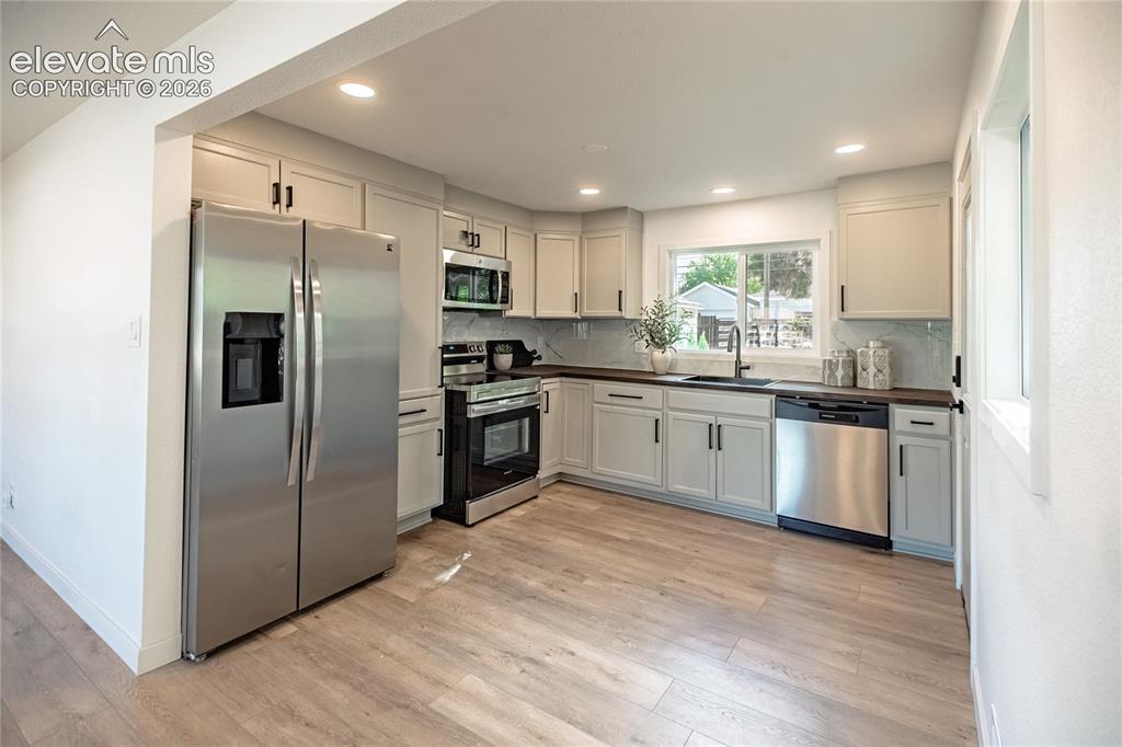 Image 5 of 39: Kitchen