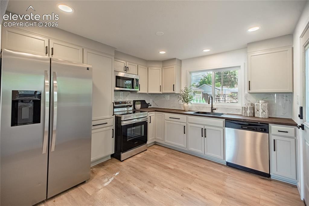 Image 6 of 39: Kitchen