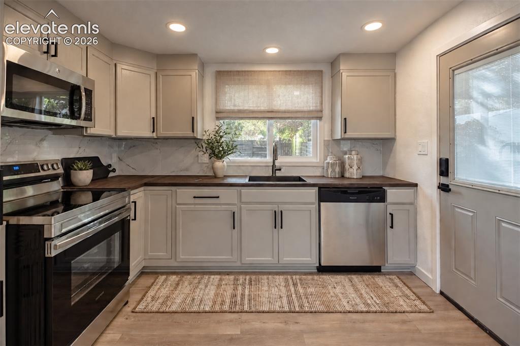 Image 7 of 39: Kitchen