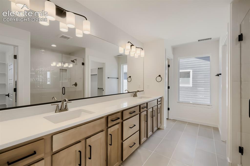 Image 15 of 26: Bathroom