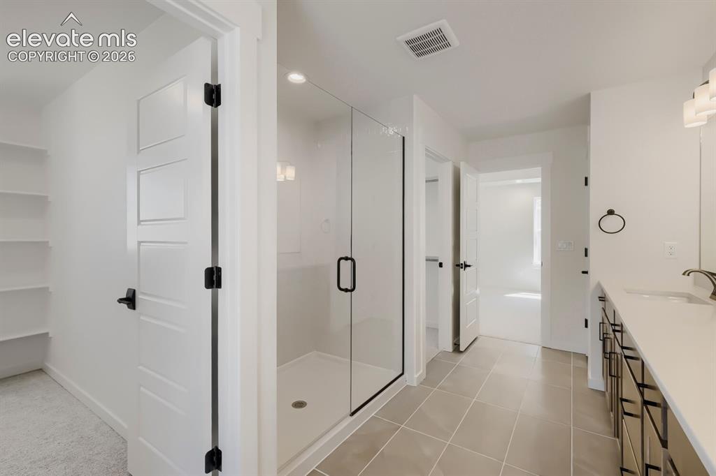 Image 16 of 26: Bathroom