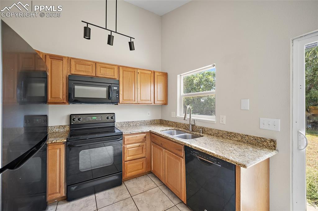 Image 10 of 33: Kitchen