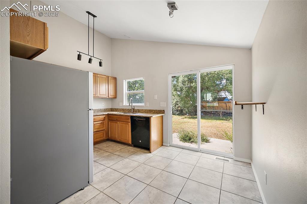 Image 11 of 33: Dining Area