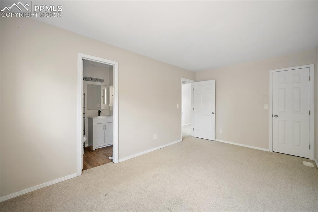 Image 19 of 33: Bedroom