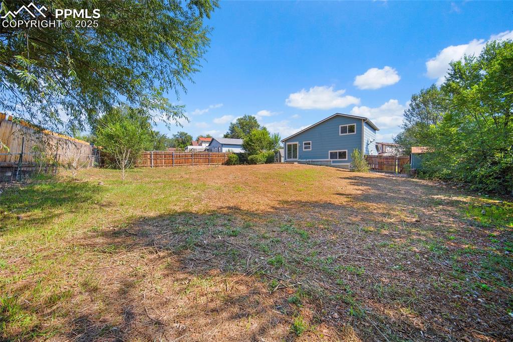 Image 24 of 33: Yard