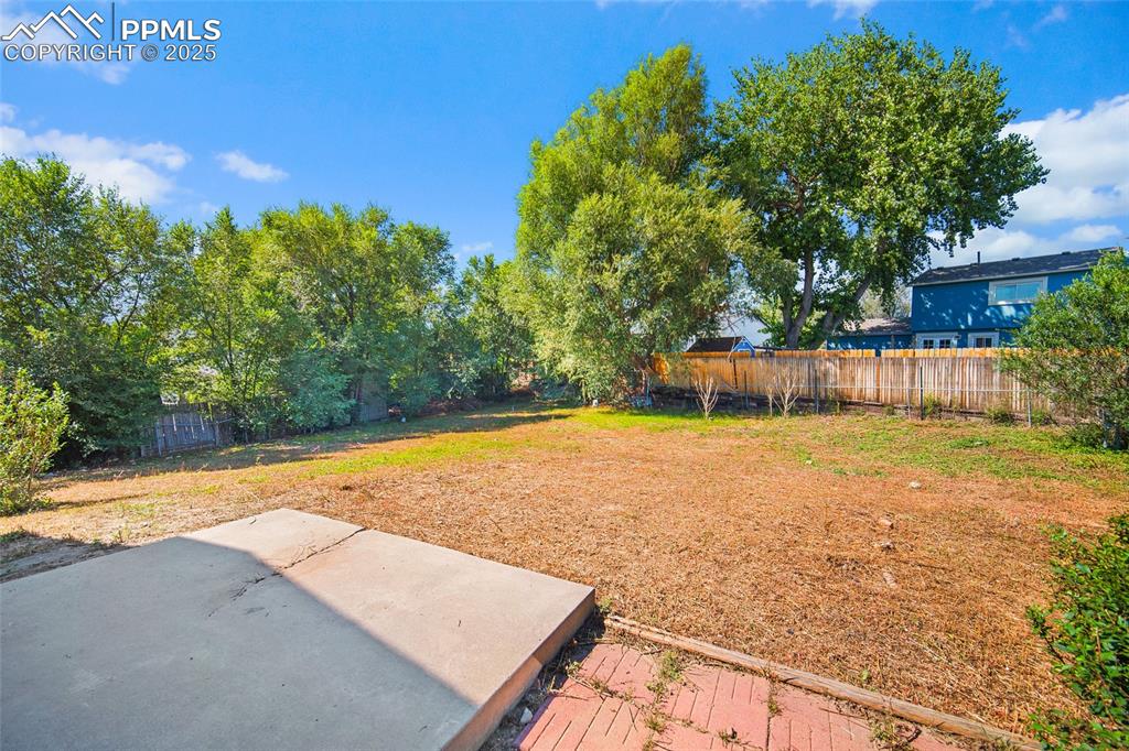 Image 25 of 33: Yard