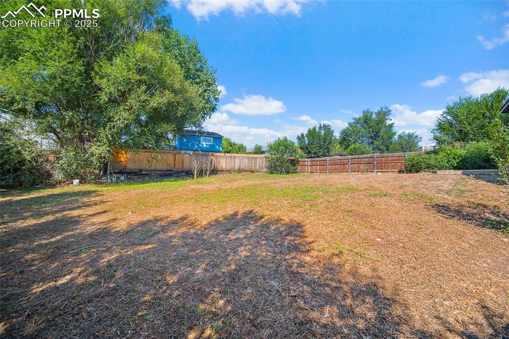 Image 28 of 33: Yard