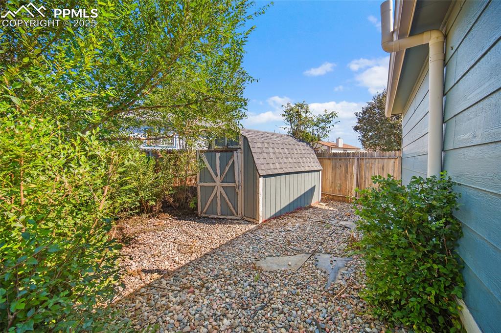 Image 29 of 33: Yard