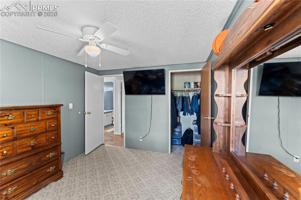 Image 22 of 29: Bedroom