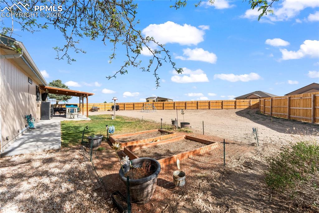 Image 24 of 29: Yard