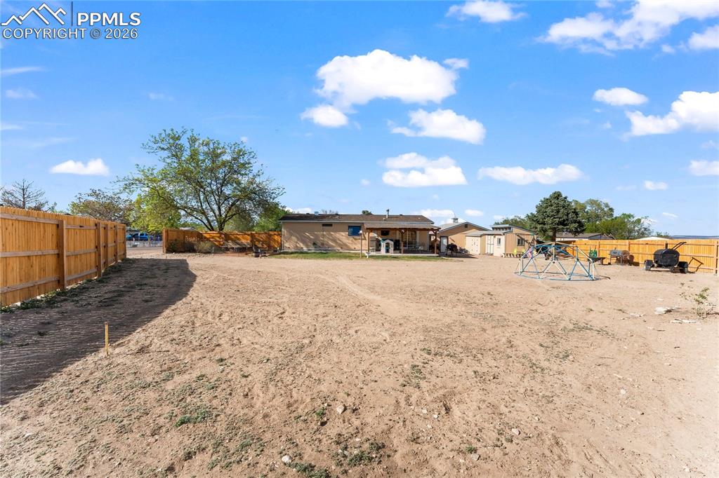 Image 25 of 29: Yard