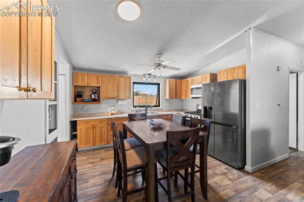 Image 7 of 29: Kitchen