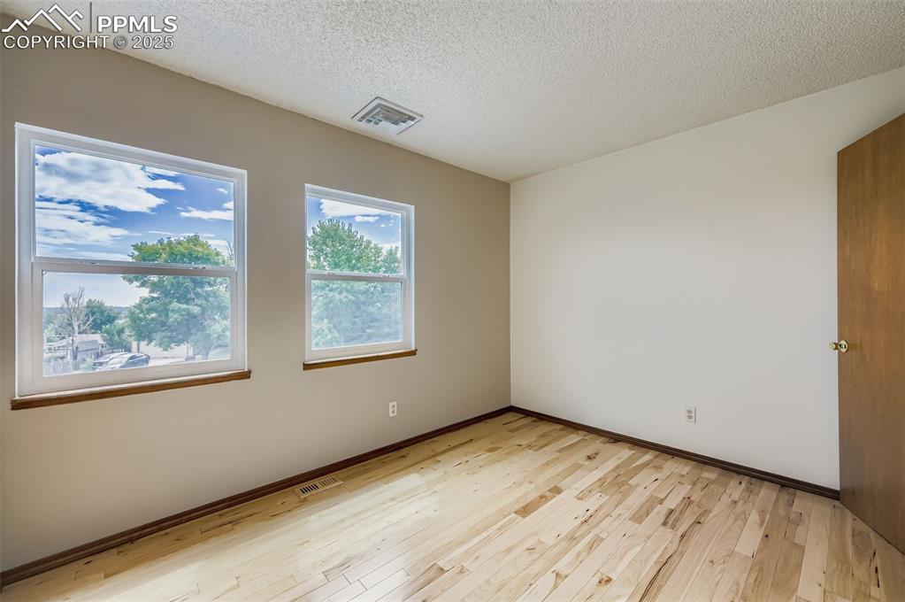 Image 21 of 45: Upper bedroom.