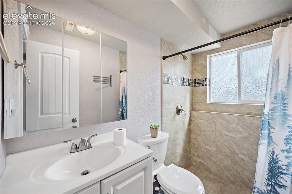 Image 13 of 40: Bathroom