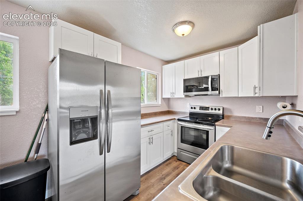 Image 21 of 40: Kitchen