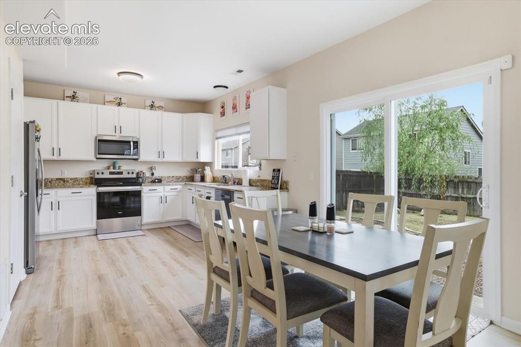 Image 11 of 27: Dining Area