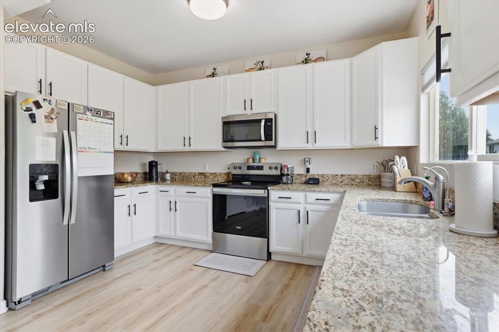 Image 13 of 27: Kitchen
