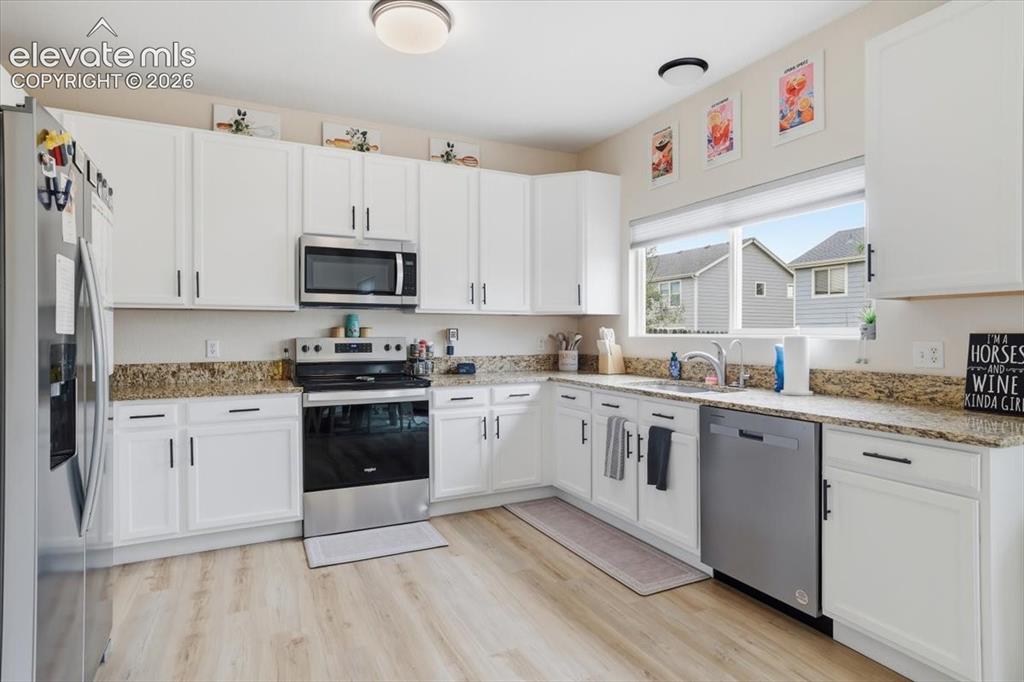 Image 14 of 27: Kitchen