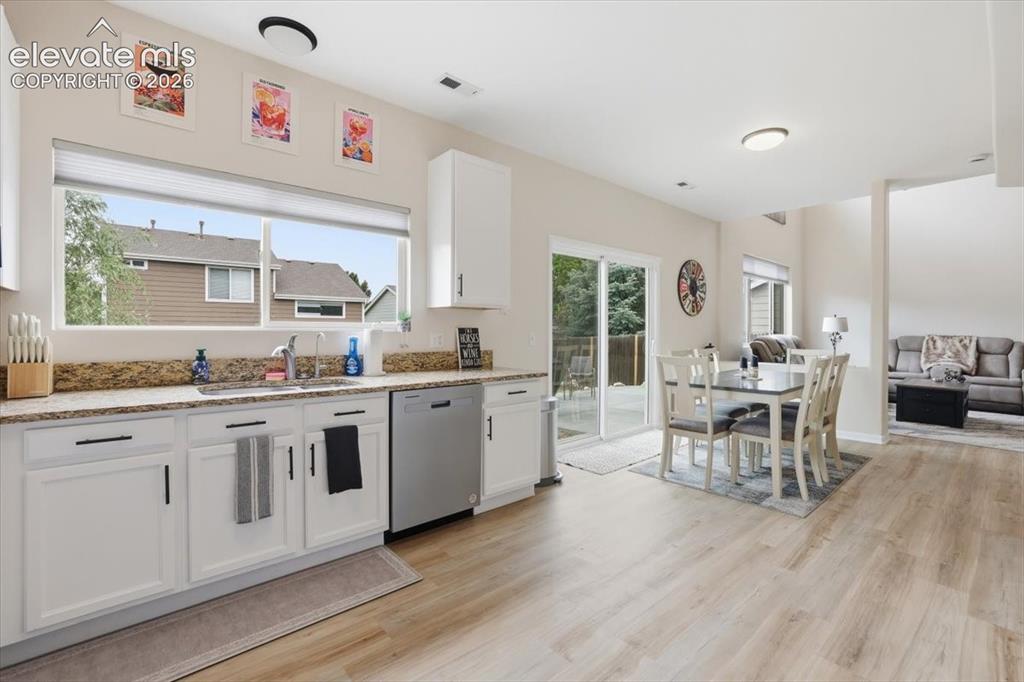 Image 15 of 27: Kitchen