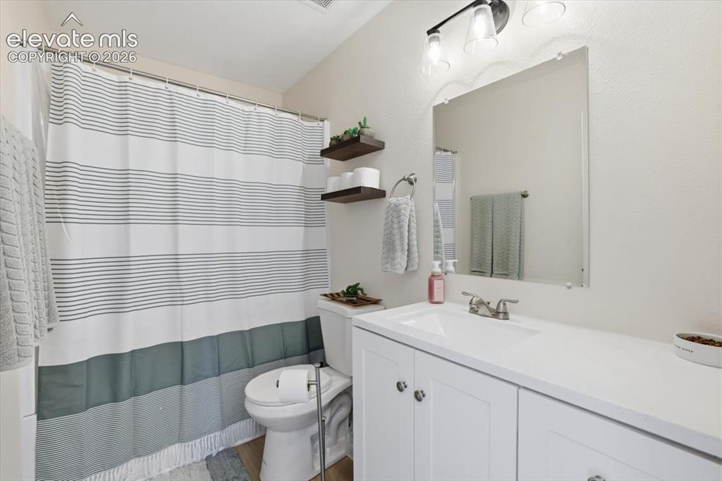 Image 19 of 27: Bathroom