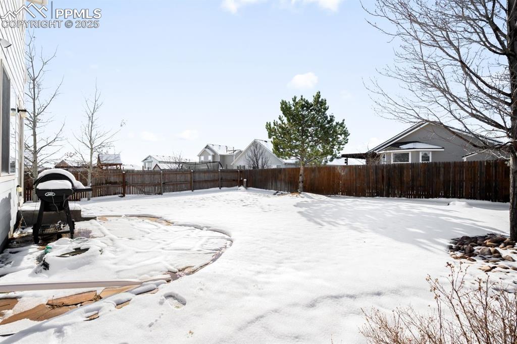 Image 20 of 22: Yard