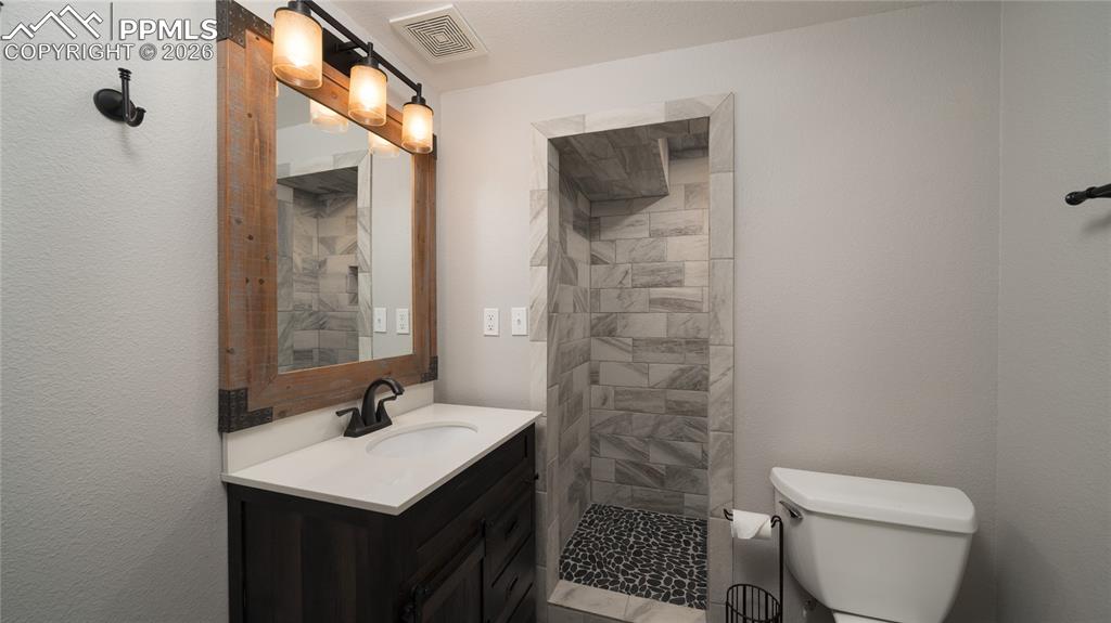 Image 12 of 24: Bathroom