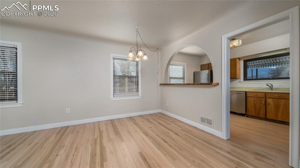 Image 4 of 24: Dining Area