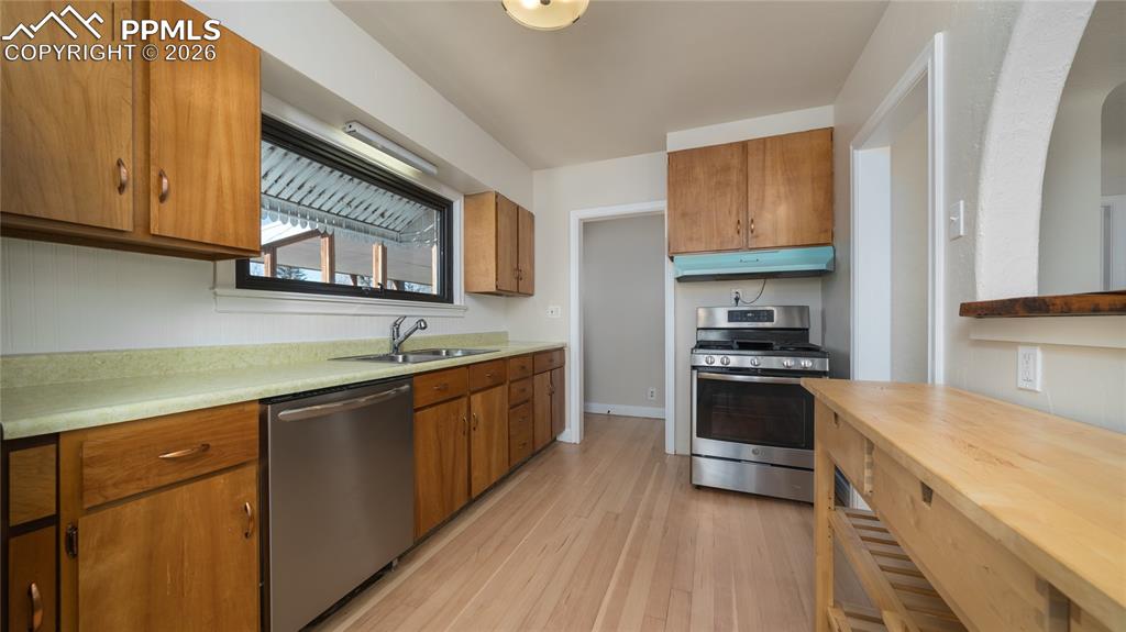 Image 5 of 24: Kitchen