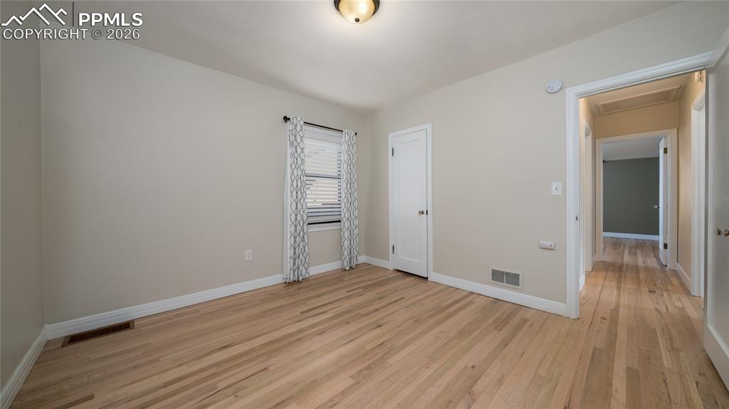 Image 7 of 24: Bedroom