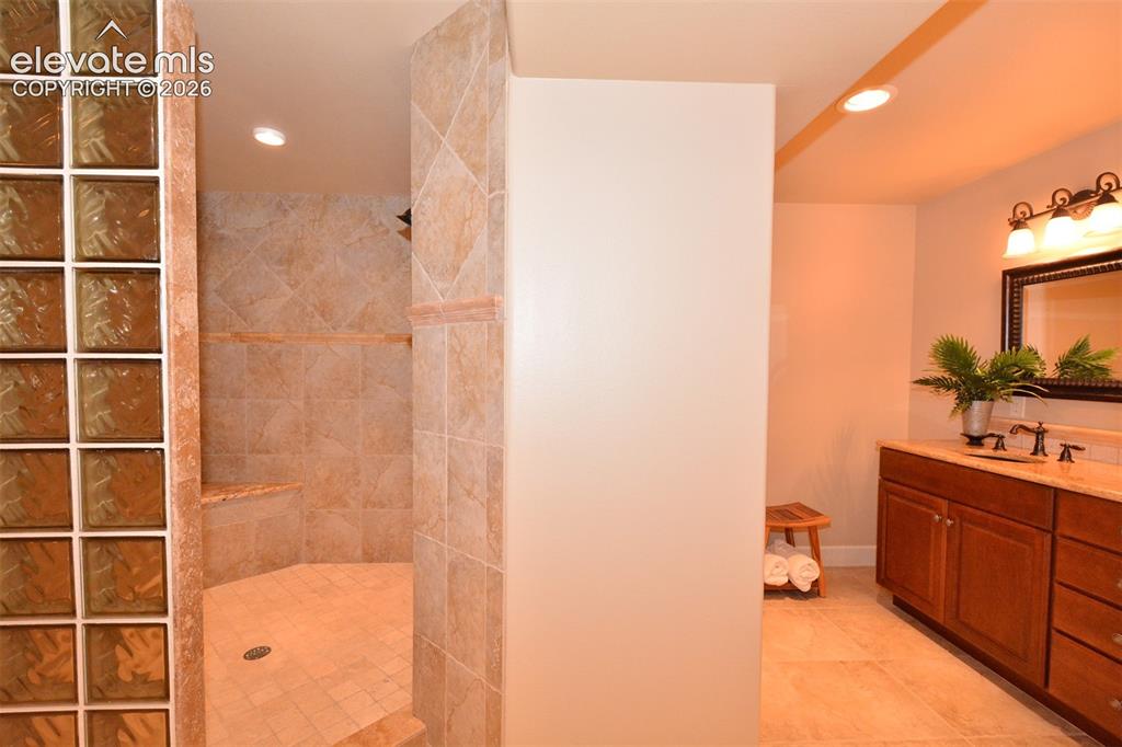 Image 11 of 31: Junior suite attached bathroom