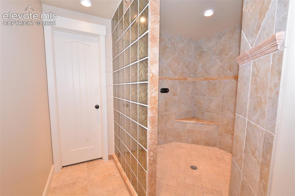 Image 12 of 31: Junior suite attached bathroom