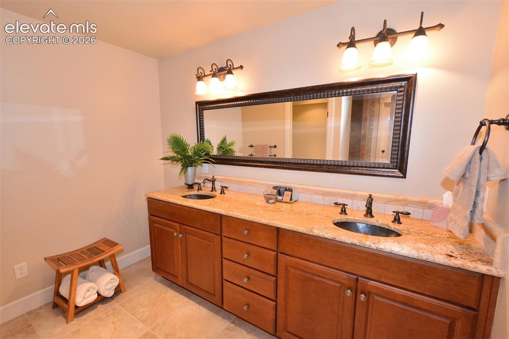 Image 13 of 31: Junior suite attached bathroom