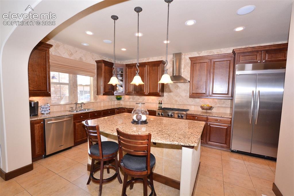 Image 5 of 31: Kitchen with breakfast bar