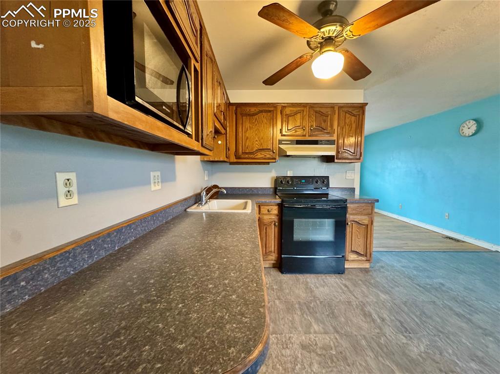 Image 10 of 50: Kitchen