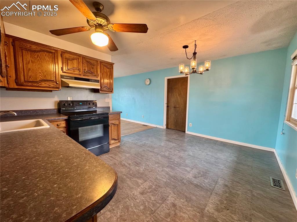 Image 11 of 50: Kitchen