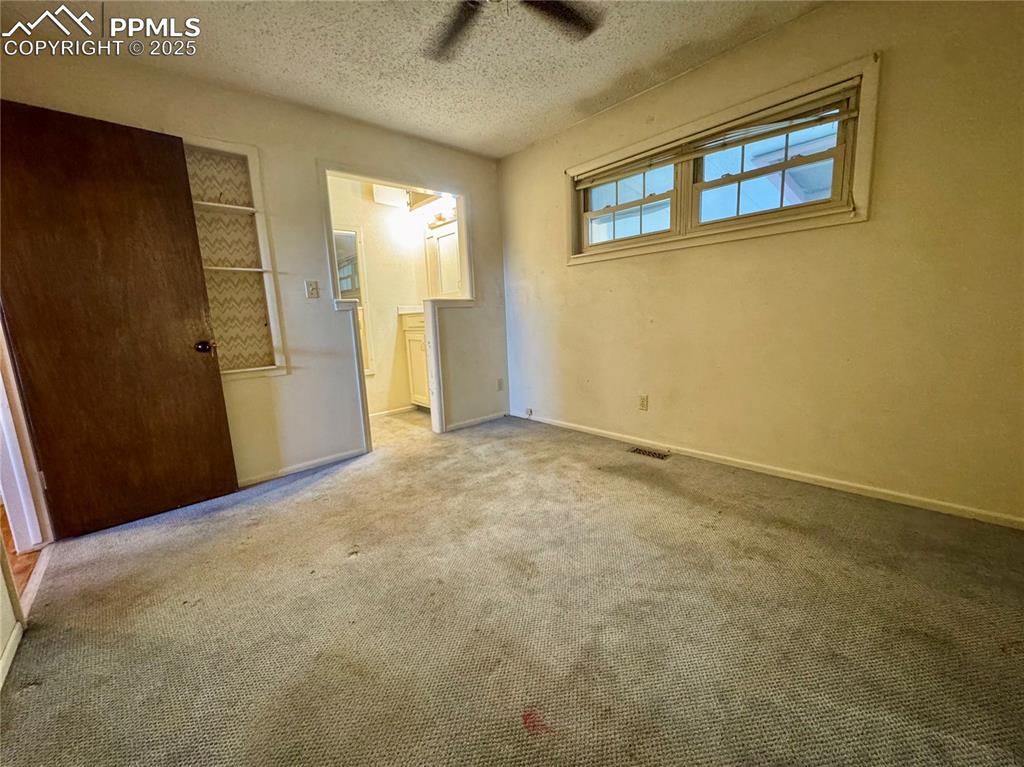 Image 16 of 50: Bedroom