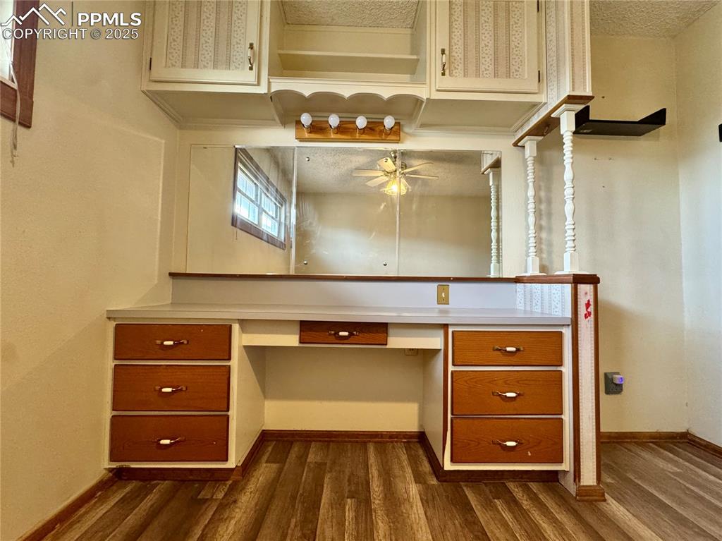 Image 25 of 50: Office