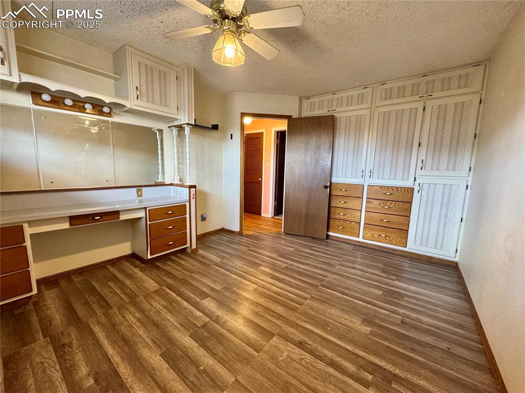 Image 27 of 50: Office