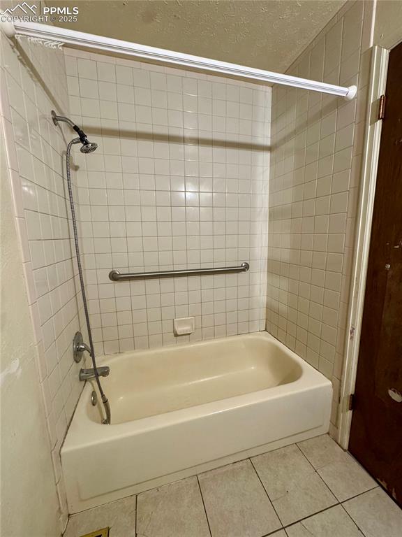 Image 34 of 50: Bathroom