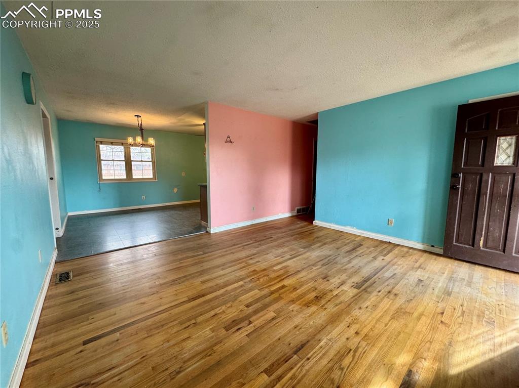 Image 4 of 50: Living Room